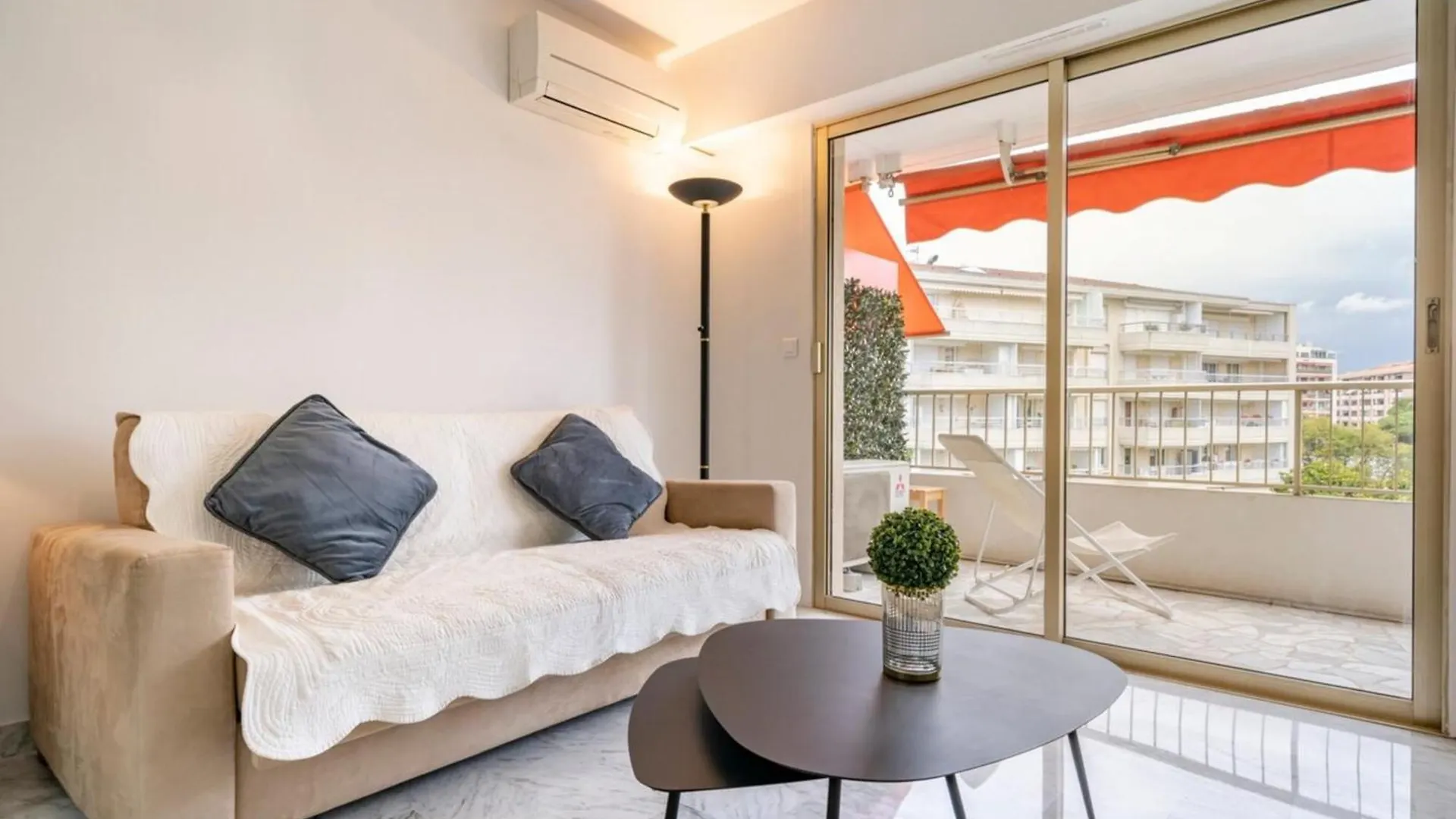 Lovely & Bright One-Bedroom Close To The Croisette Cannes Apartment